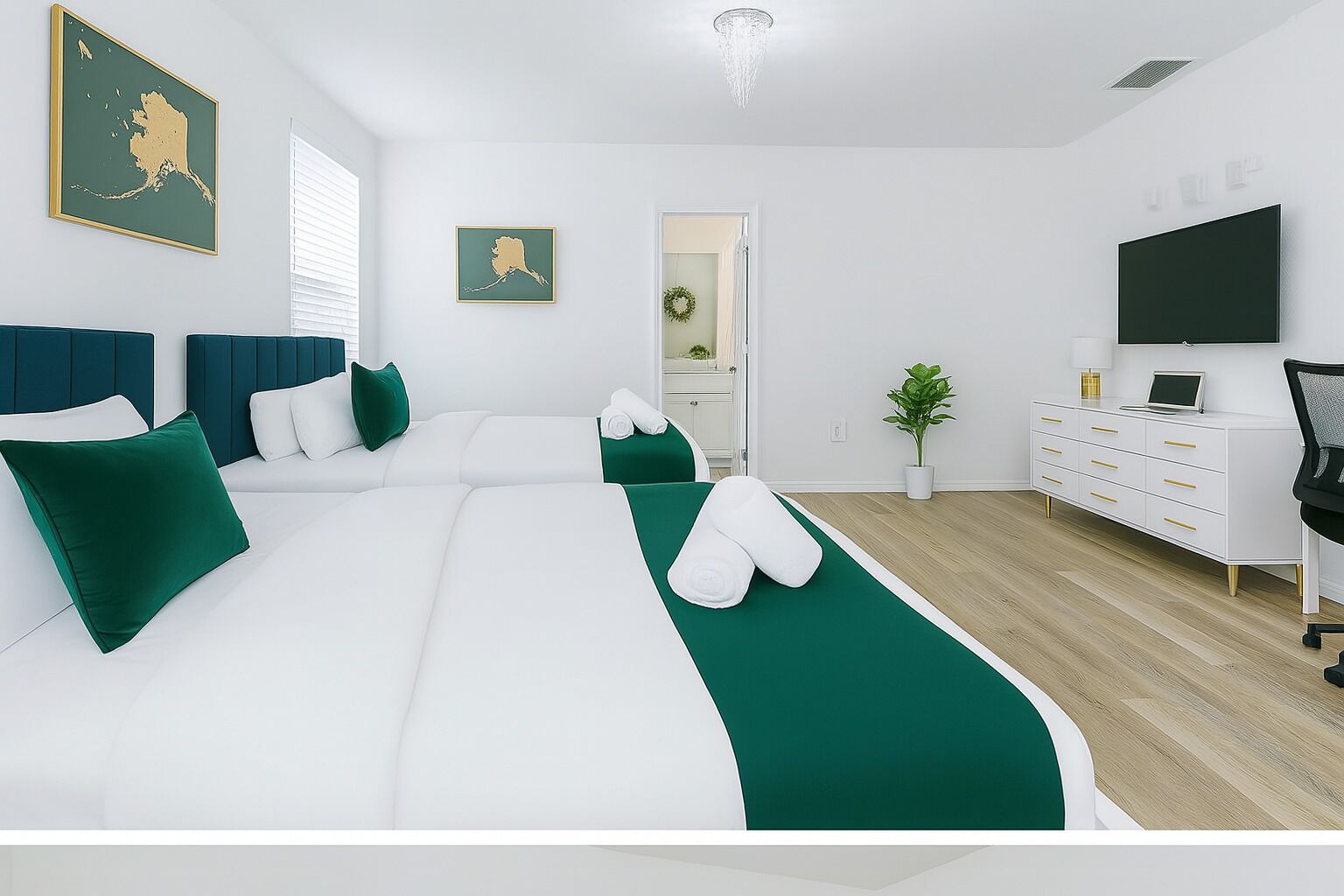 Vierpersoonskamer, 2 tweepersoonsbedden, niet-roken, privébadkamer | Hypoallergeen beddengoed, gratis wifi, beddengoed