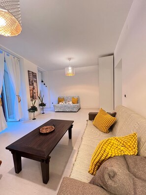 TV - Napoli Street offers a unique base for your Neapolitan adventure. (Metropolitan City)