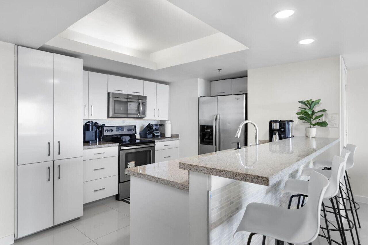 Refrigerador, microondas, horno y parrilla de estufa 