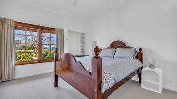 5 bedrooms, iron/ironing board, Internet, bed sheets