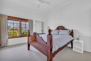5 bedrooms, iron/ironing board, Internet, bed sheets - Heart Of Longpoint - Pet friendly and Fenced (Merimbula)