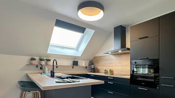 Fridge, oven, stovetop, dishwasher