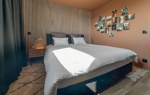 2 bedrooms, travel cot, free WiFi, bed sheets