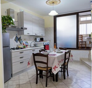 Kylskåp, mikrovågsugn, ugn och spishäll