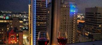 Downtown Dallas - King Bed + Free Parking - Pool