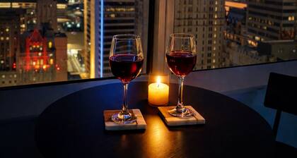 Downtown Dallas - King Bed + Free Parking - Pool