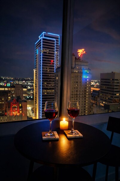 Downtown Dallas - King Bed + Free Parking - Pool