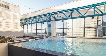 Downtown Dallas - King Bed + Free Parking - Pool
