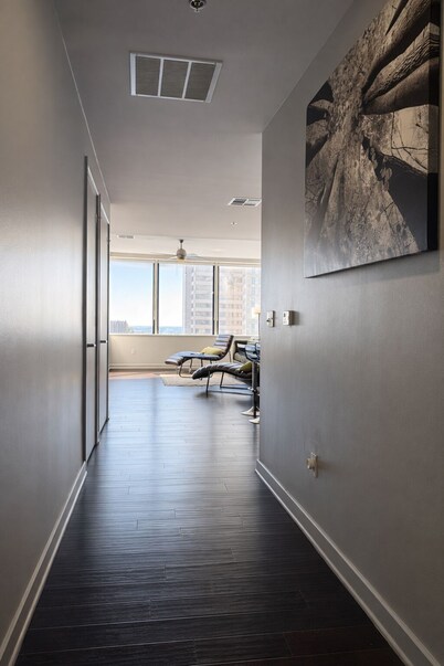 Cozy Retreat with Rooftop Pool, Parking, and Spacious Comfort