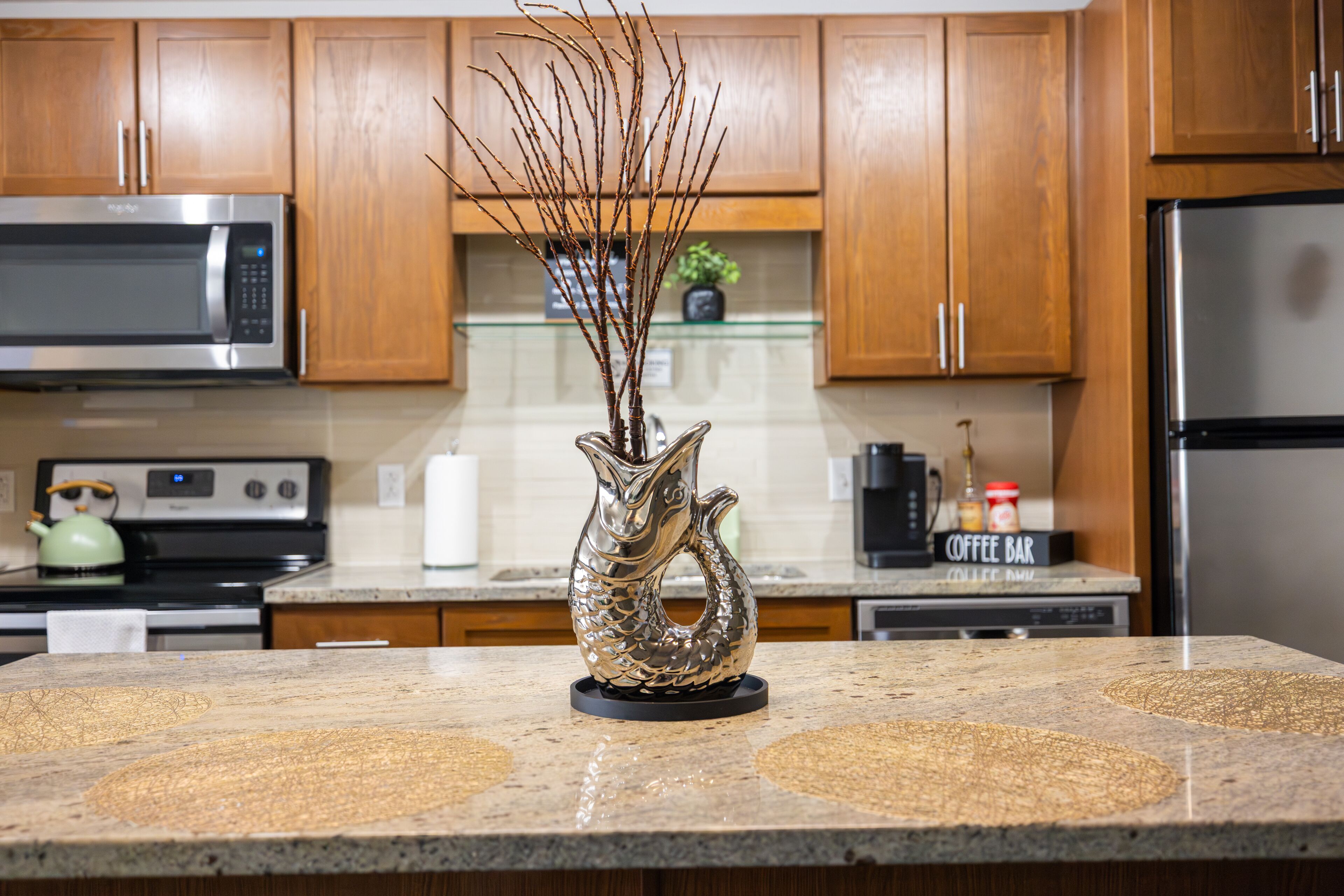 冷蔵庫、電子レンジ、オーブン、コンロ