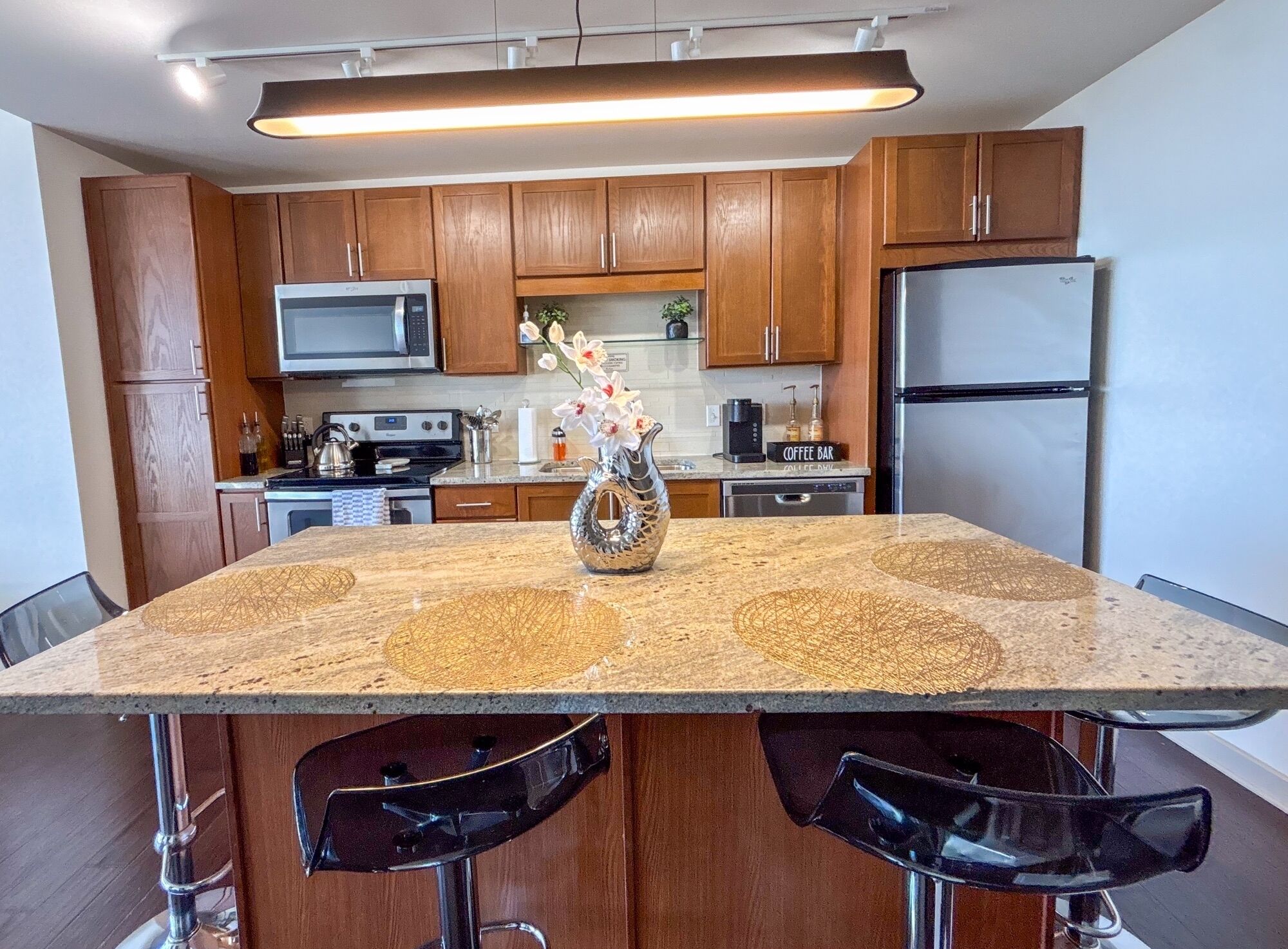 Kjøleskap, mikrobølgeovn, ovn og kokeplater