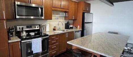 Køleskab, mikrobølgeovn, ovn, kogeplade