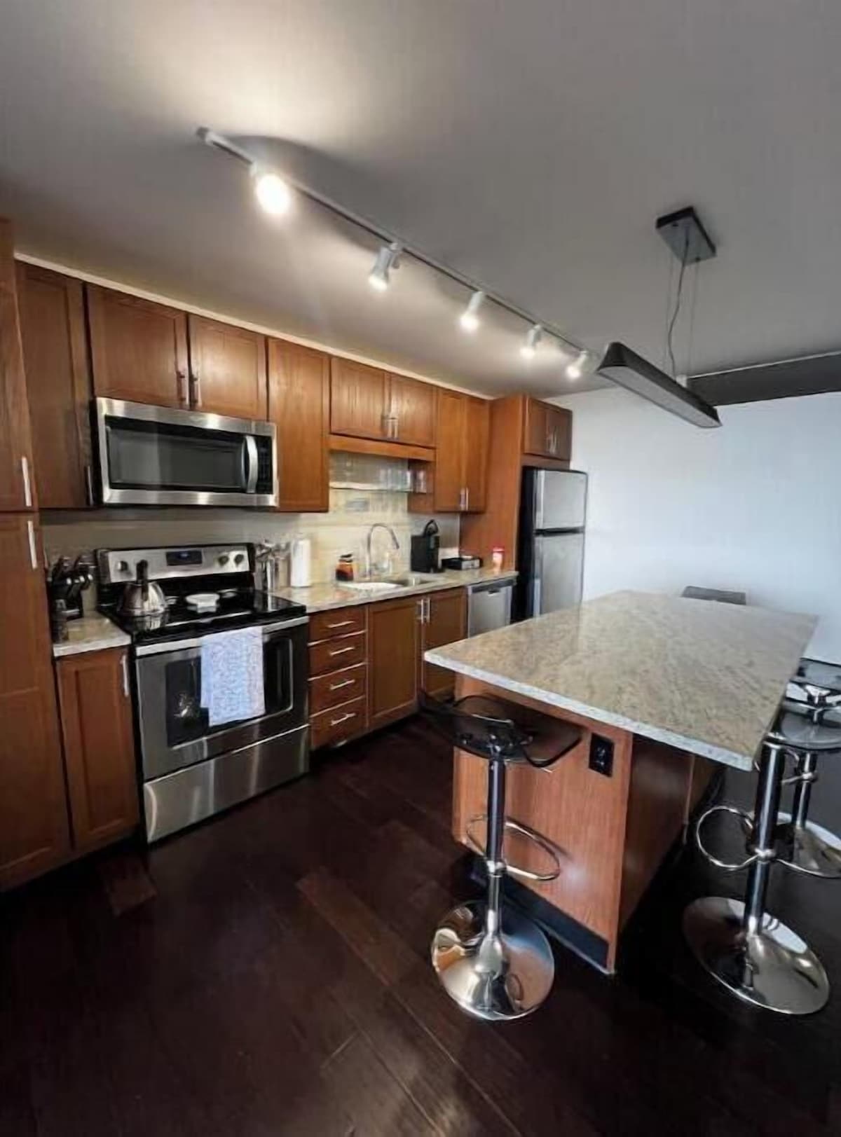 Cozy Retreat with Rooftop Pool, Parking, and Spacious Comfort