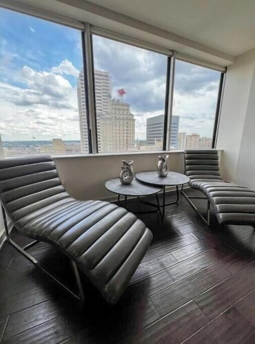 Cozy Retreat with Rooftop Pool, Parking, and Spacious Comfort