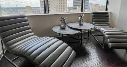 Cozy Retreat with Rooftop Pool, Parking, and Spacious Comfort