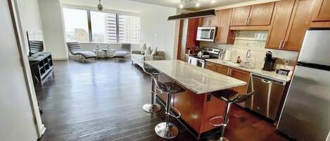 Kylskåp, mikrovågsugn, ugn och spishäll