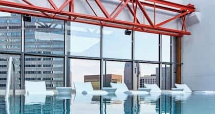 Cozy Retreat with Rooftop Pool, Parking, and Spacious Comfort