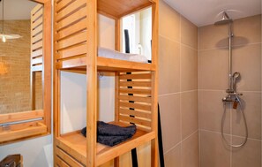 Shower - 1 bedroom nice home in Codolet (Codolet)