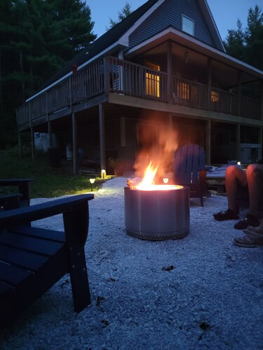 Stay a while at Chalet-A-While!! Brand new hot tub and minutes to ski resorts!!