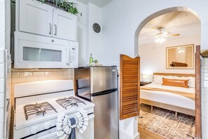 ثلاجة، ميكروويف، فرن، موقد طهي مسطح