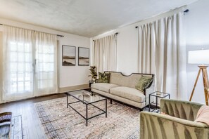 TV connectée, cheminée, livres