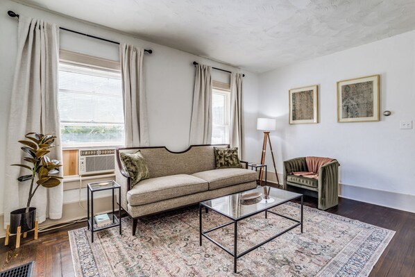 تلفزيون ذكي، مدفأة، كُتُب