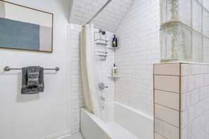 مجففات شعر، مناشف، صابون، شامبو