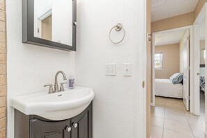 Hårtørrer, håndklæder, Sæbe, Toiletpapir