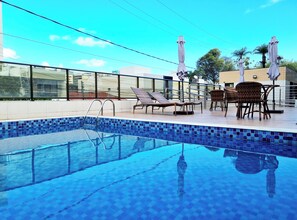Una piscina al aire libre