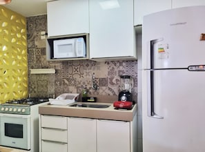 Appartement | Cuisine privée | Four à micro-ondes, un four, vaisselle et ustensiles