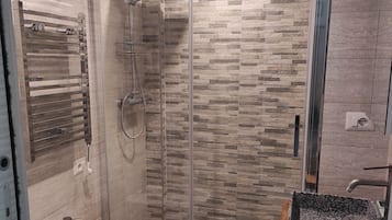 Bruser, hårtørrer, bidet, håndklæder