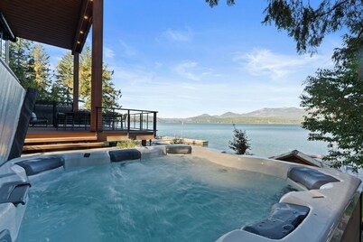 Newly built, spacious 6 bedroom 5 bathroom lake house in charming Sagle.