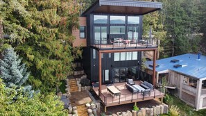 Outdoor dining - New Modern Luxury home. Enjoy the sweeping lakefront and mountain view’s. (Sagle)