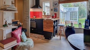 Fridge, coffee/tea maker
