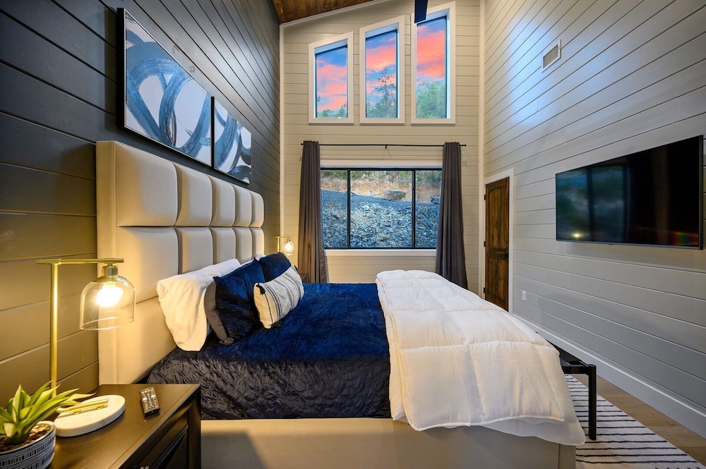 Alpine Escape, Outdoor Patio, Hot Tub, Fire Pit, Pets McCurtain