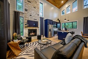 Een smart-tv en een open haard