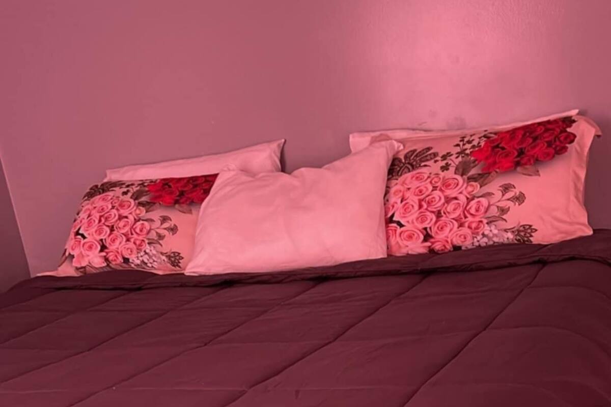 Comfort-herbergi - 1 meðalstórt tvíbreitt rúm - reyklaust | Skrifborð, vinnuaðstaða fyrir fartölvur, ókeypis þráðlaus nettenging