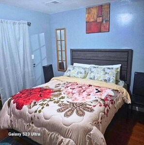 Deluxe Room, 1 Queen Bed, Non Smoking, Shared Bathroom | Desk, laptop workspace, free WiFi