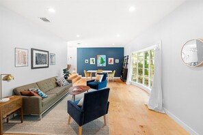 Living area - Spacious mid-century dream with a big pool 5 mins to downtown Austin original! (Austin)