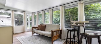 Farm-ish Getaway 2-bedroom house in tranquil Alva surrounded by nature!