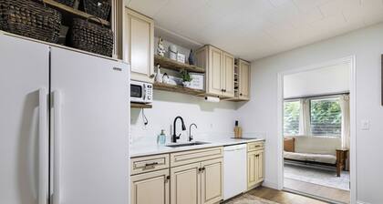 Farm-ish Getaway 2-bedroom house in tranquil Alva surrounded by nature!