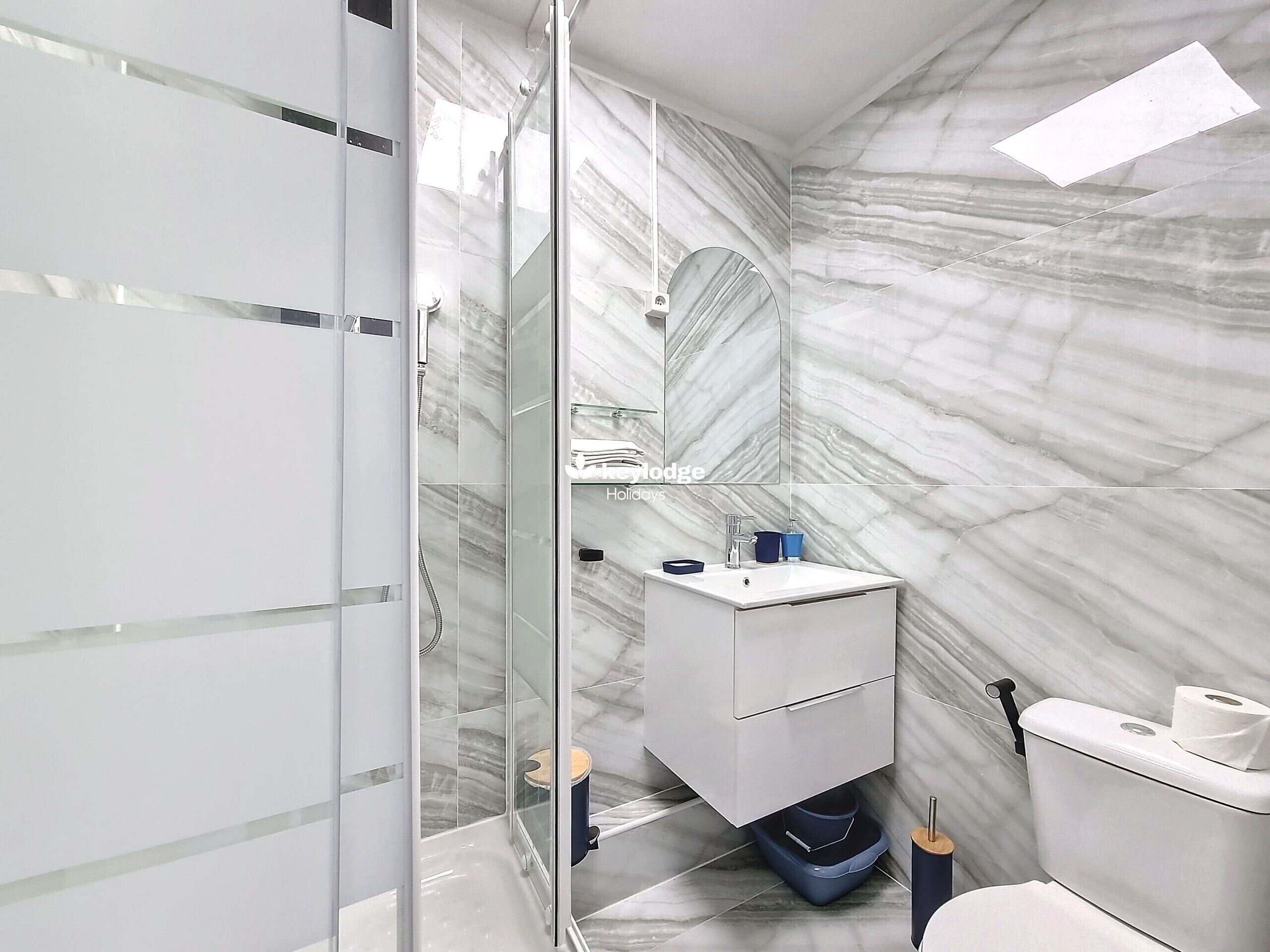 Een douche, een haardroger, handdoeken