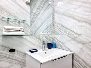 Shower, hair dryer, towels