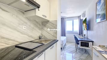 Een koelkast, een microgolfoven, een koffiezetapparaat/waterkoker