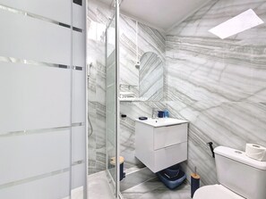 Dusj, hårføner og håndklær