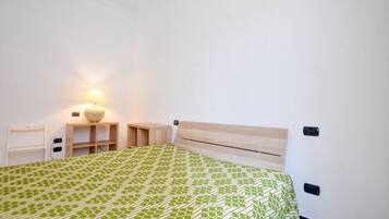 1 dormitori i planxa i posts de planxar