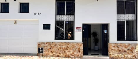 Vista frontal de la propiedad