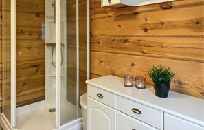 Shower, hair dryer - Stunning home in Todalen (Todalen)