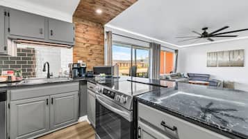 Geladeira, micro-ondas, fogão, cooktop