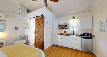 1BR • King Bed • Sofa Bed • Sleeps 4 • POOL - 10